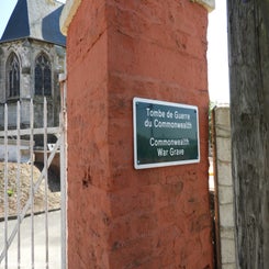 01EscoeuillesChurchyardza5mei18.jpg