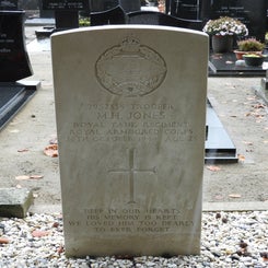 05UdenhoutRCChurchyardzo22okt17.jpg