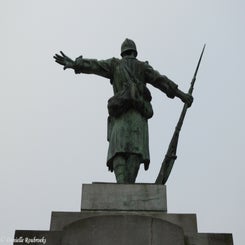 07RoisinMonumentzo18apr21.jpg