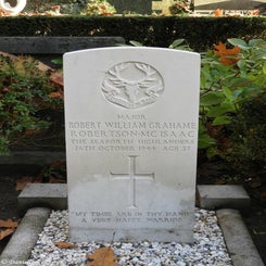 18OisterwijkStPeterRCChurchyardvrijd27okt17.jpg