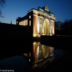 89MeninGate-1.jpg