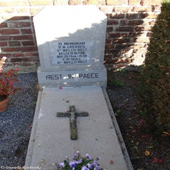 06HaelenRCChurchyarddo15nov18.jpg
