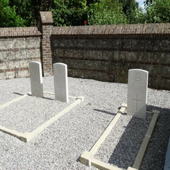 11QuelmesChurchyardzo31jul16.jpg