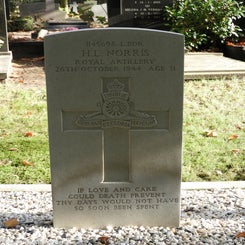 14OisterwijkStPeterRCChurchyardvrijd27okt17.jpg
