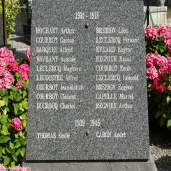 04QuelmesChurchyardzo31jul16.jpg