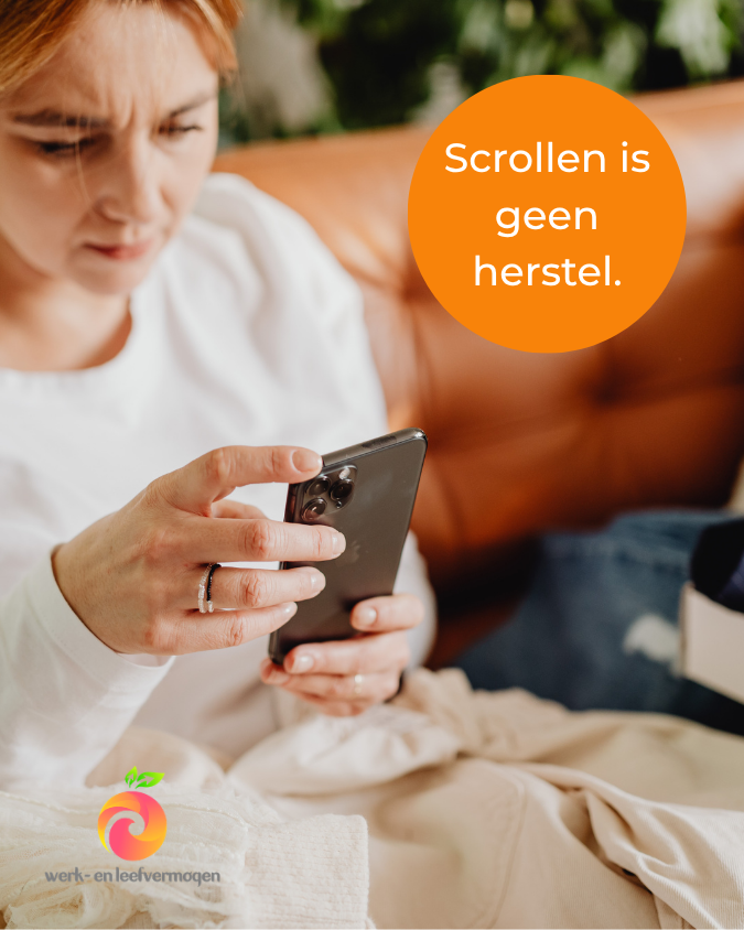 vrouw op bank scrolt op telefoon — waarom ben ik altijd moe".