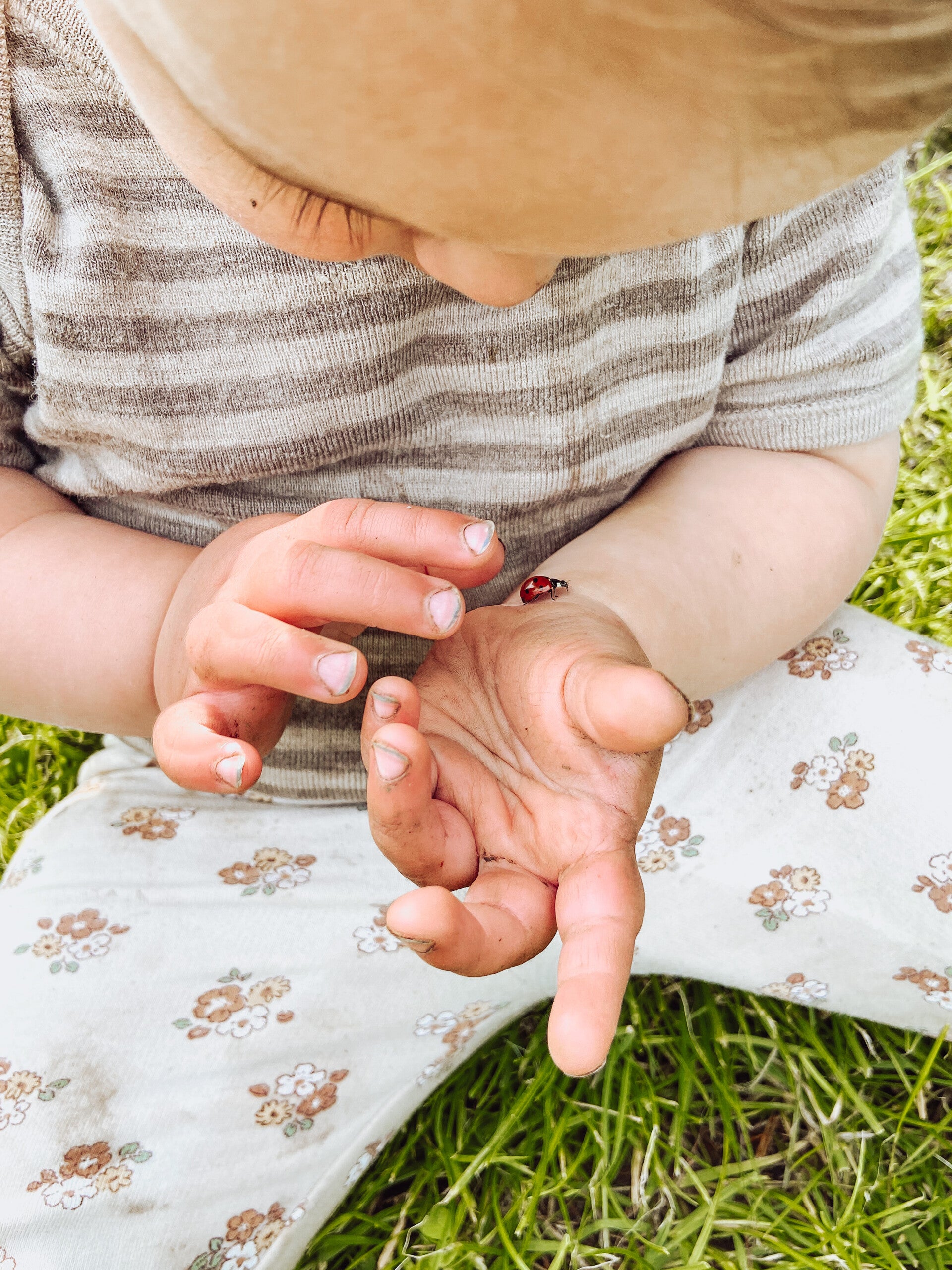 Kind ontdekt een lieveheersbeestje tijdens het buitenspelen bij De Kleine Held in Doetinchem.