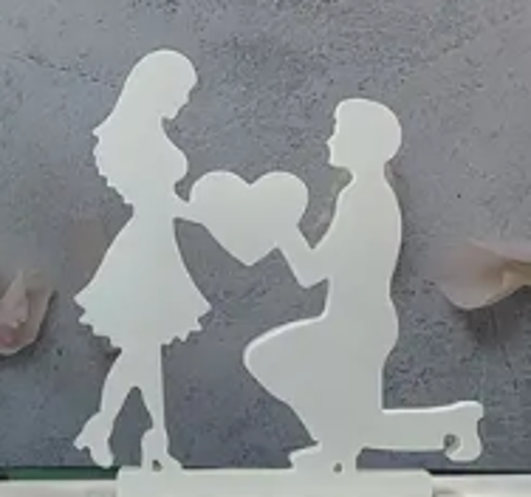 Junge auf einem Knie kniend