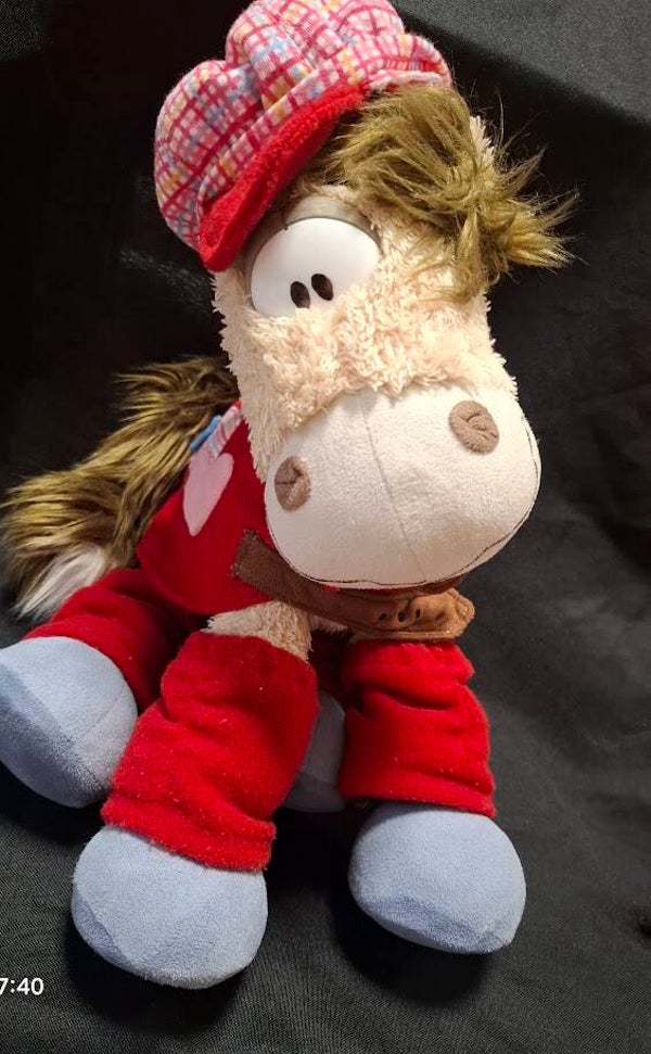 Galupy mit rotem Gewand