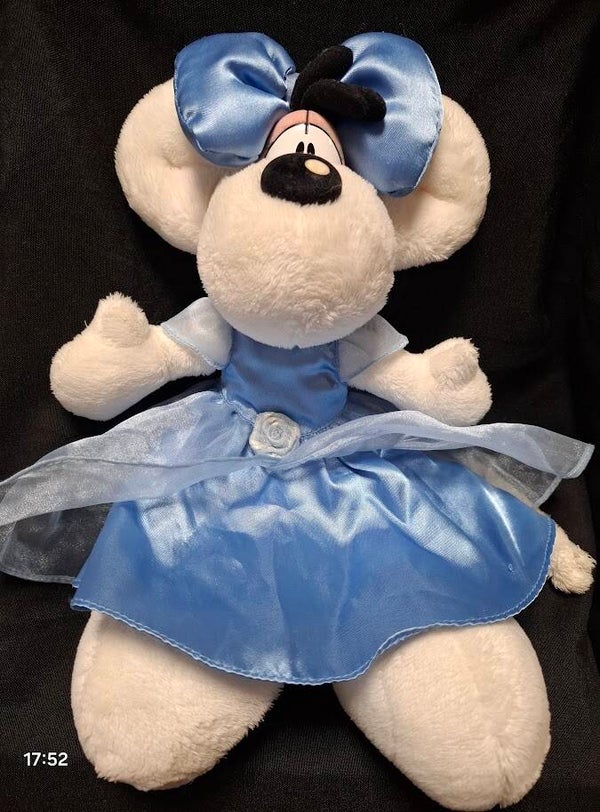 Diddlina mir hellblauem Kleid