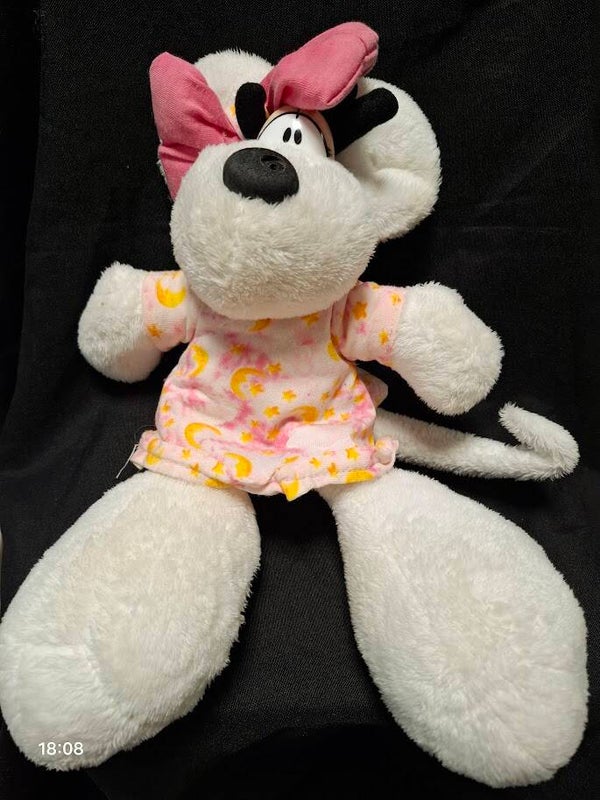 Diddlina mit orangem Kleid