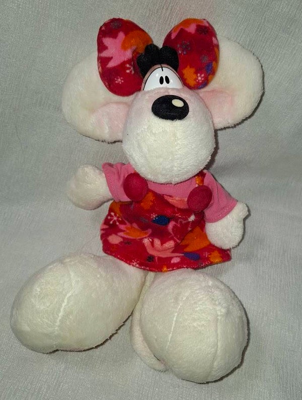 Diddlina im rotem Kleid