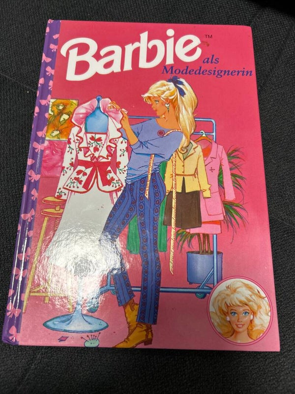 Barbie als Modedisigner