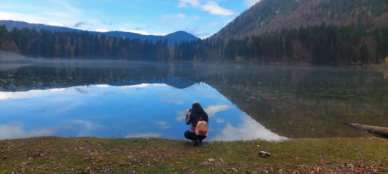 Ragazza affacciata sul lago superiore di Fusine