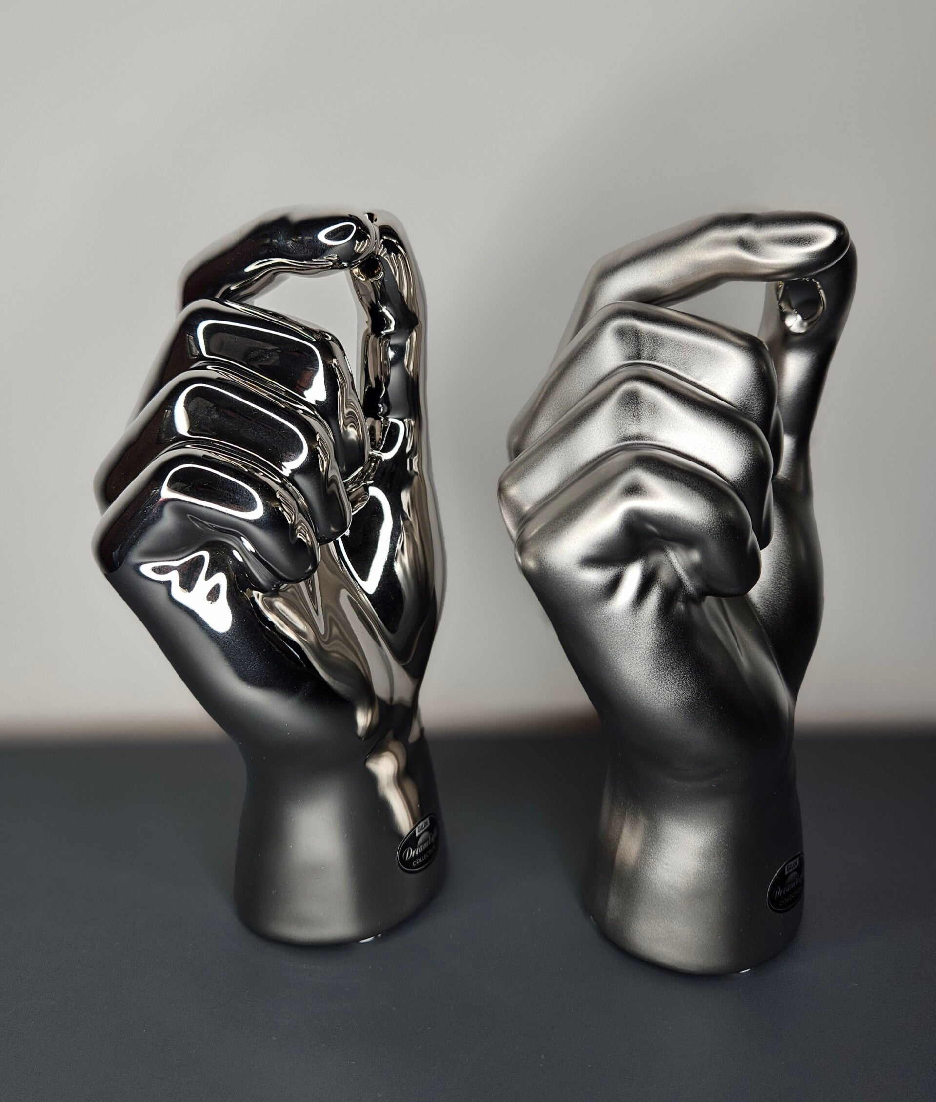 Vaas 'hand' Zilver en mat zilver. 2stuks H.20cm