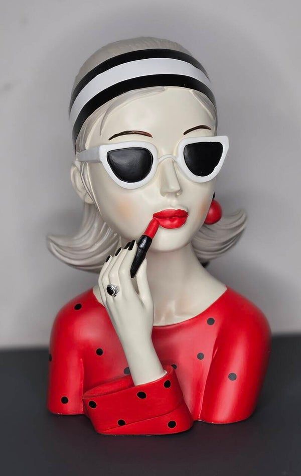 Beeldje  "Lippenstift lady" H.26cm