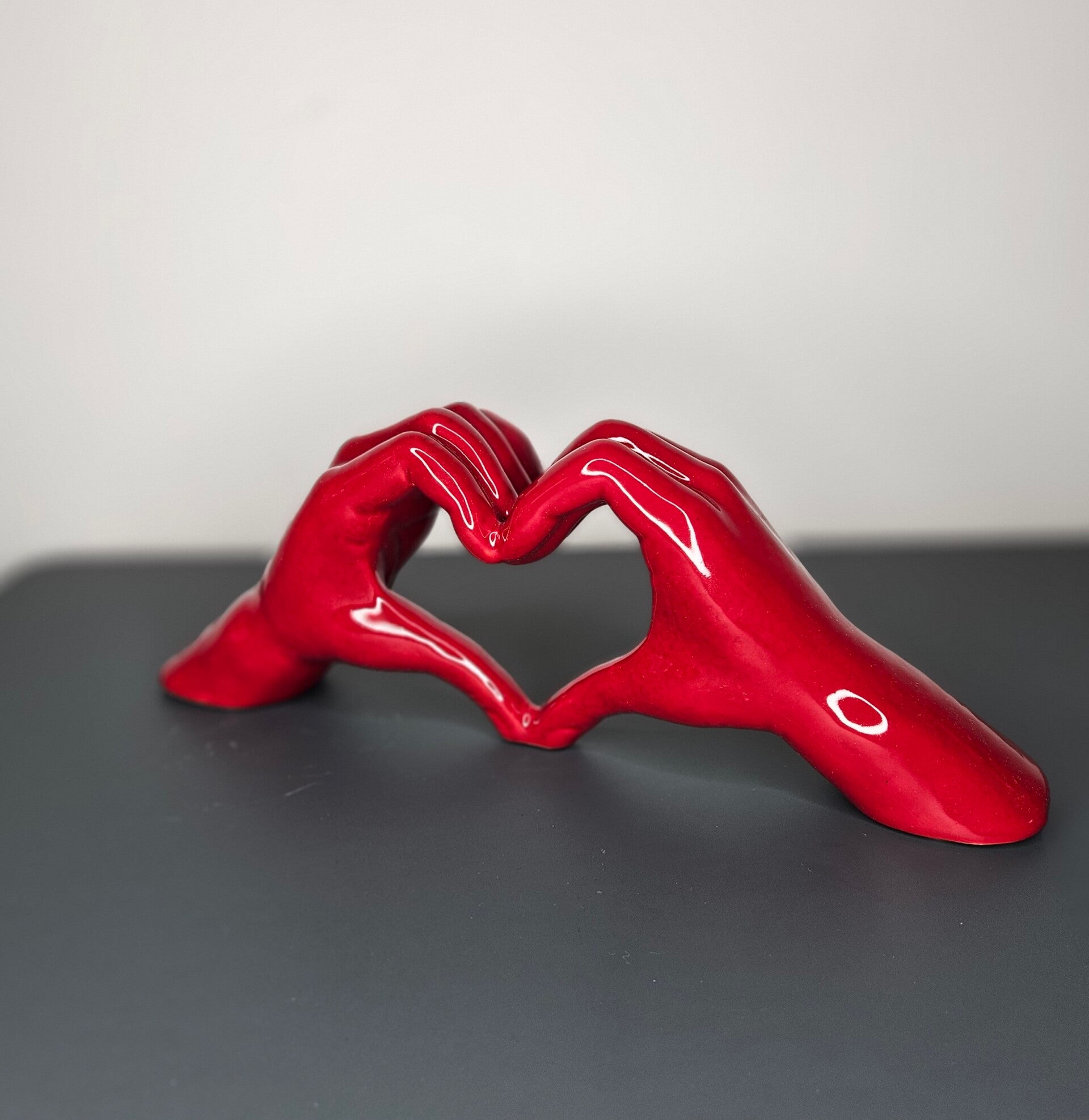 Beeldje 'Hand' rood H.10.5cm