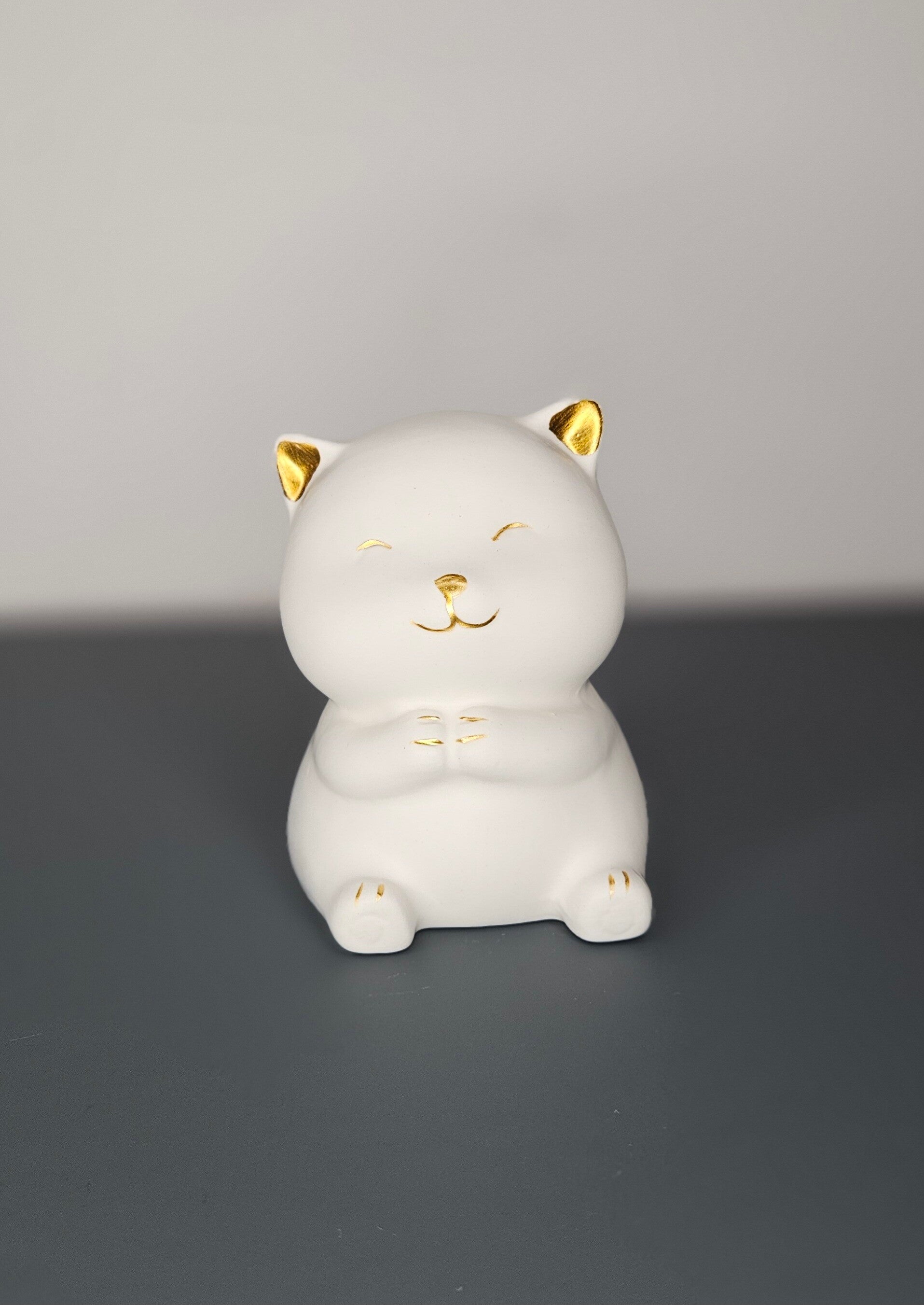 Beeldje 'kat' wit/goud. H.11.5cm 2stuks