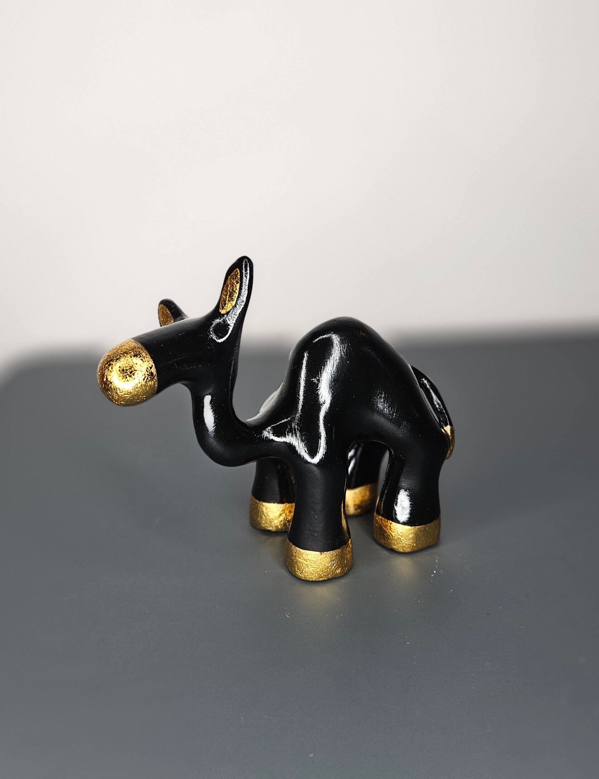 Beeldje 'camel' zwart/goud H.11.5
