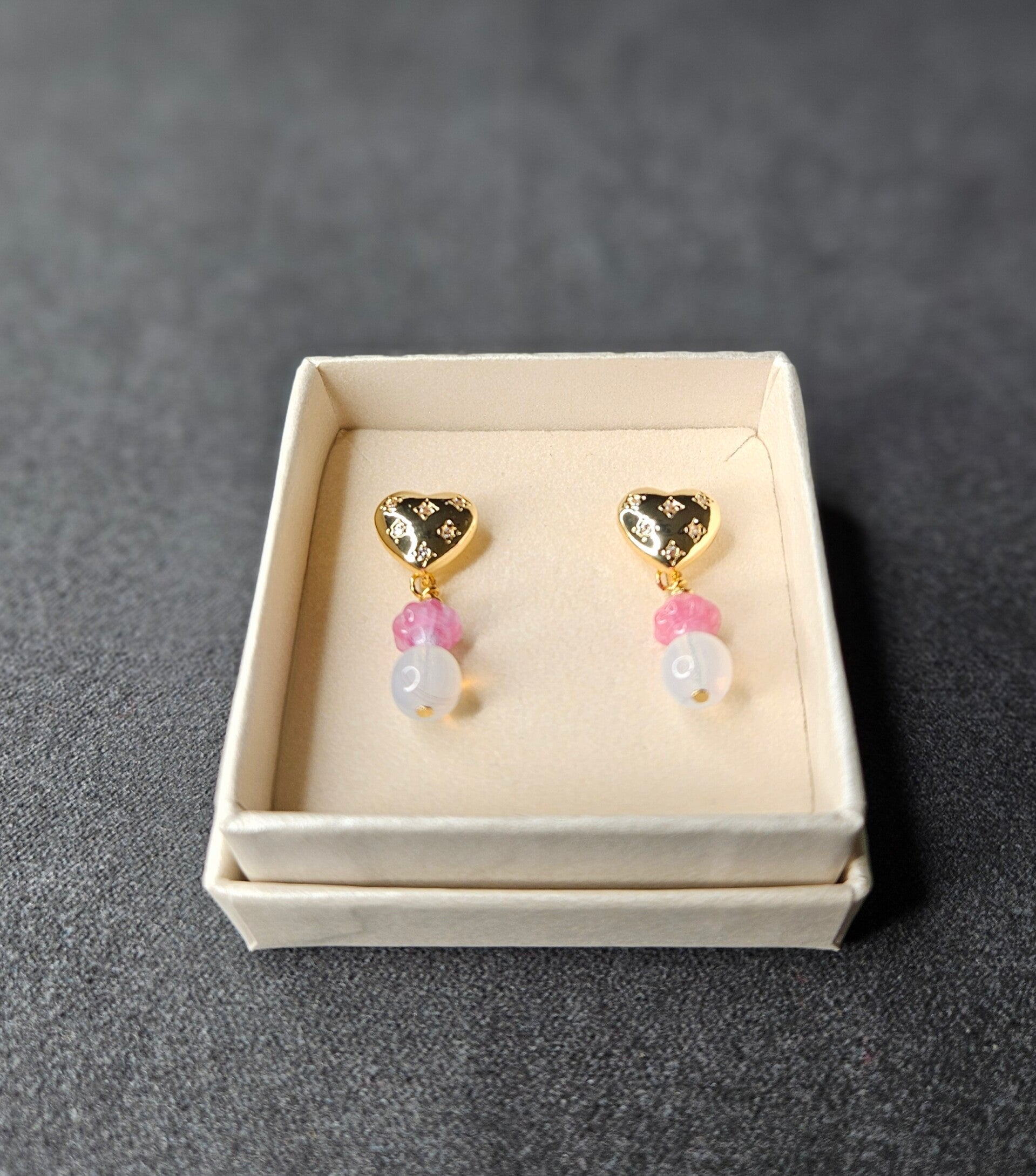 Vergulde hartjes oorknopjes met kristallen hanger roze