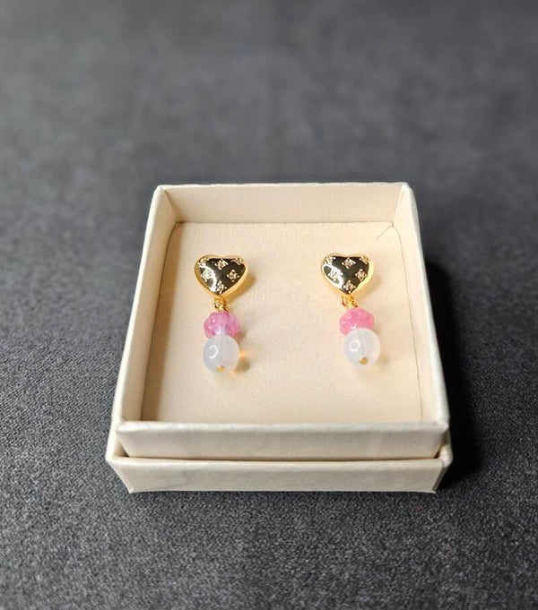 Vergulde hartjes oorknopjes met kristallen hanger roze