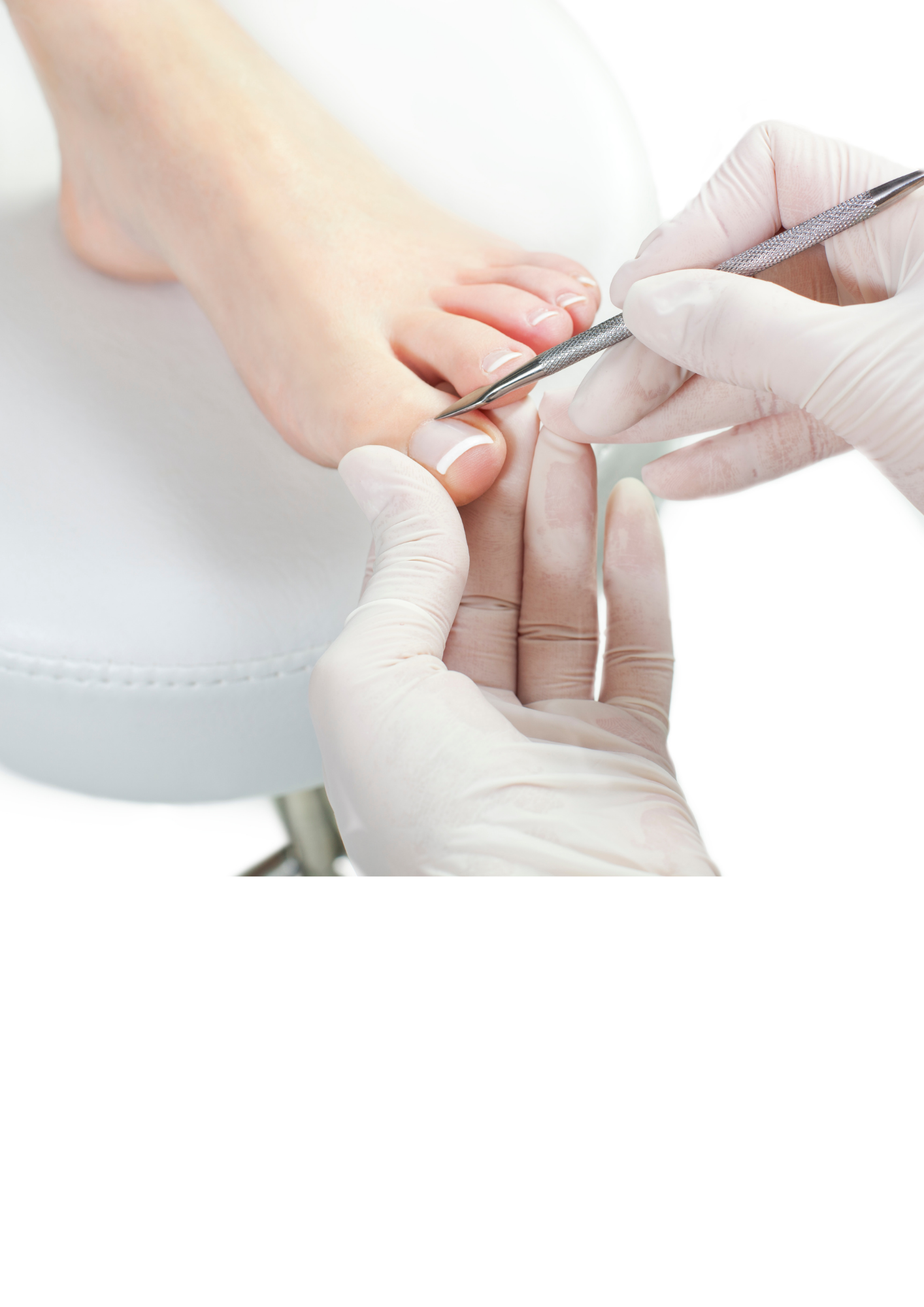 Behandeling van een voet door een pedicure.  Voetverzorging door pedicure Jennifer Thiel bij Pedicuresalons Footcare + in Arnhem Zuid aan de leidenweg 5.