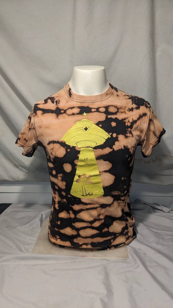 "Alien Abduction 2" T-shirt yellow Design Tie Dye Small