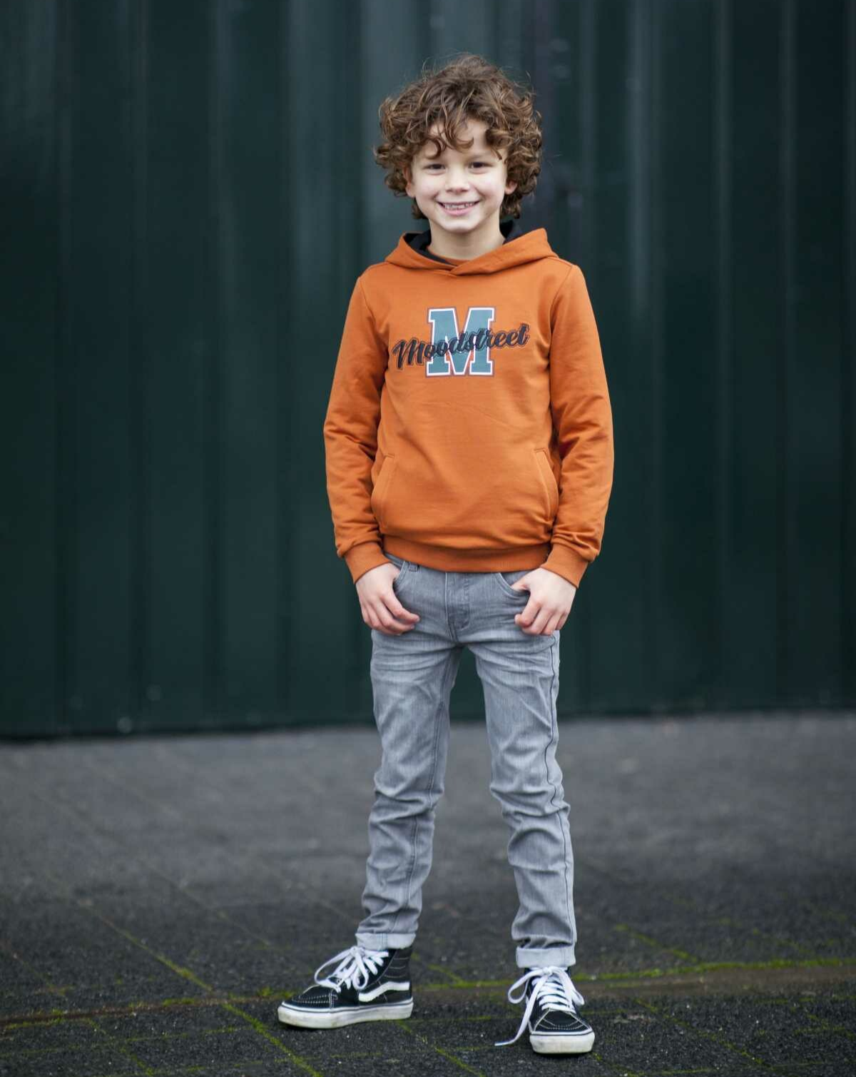 Jongen draagt trendy jongenskleding van kinderwinkel Hartendief in Groningen