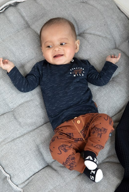 Baby draagt leuke babykleding van kinderwinkel Hartendief in Groningen