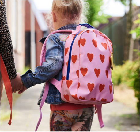 Meisje draagt leuke rugtas van kinderwinkel Hartendief in Groningen