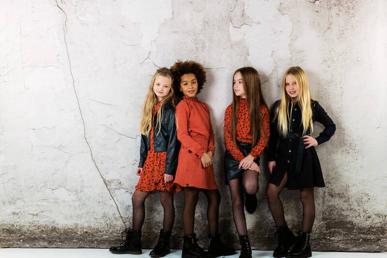 Meisjes dragen trendy meisjeskleding van kinderwinkel Hartendief in Groningen