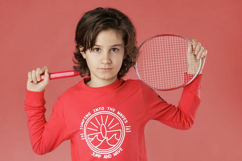 Jongen draagt trendy jongenskleding van kinderwinkel Hartendief in Groningen