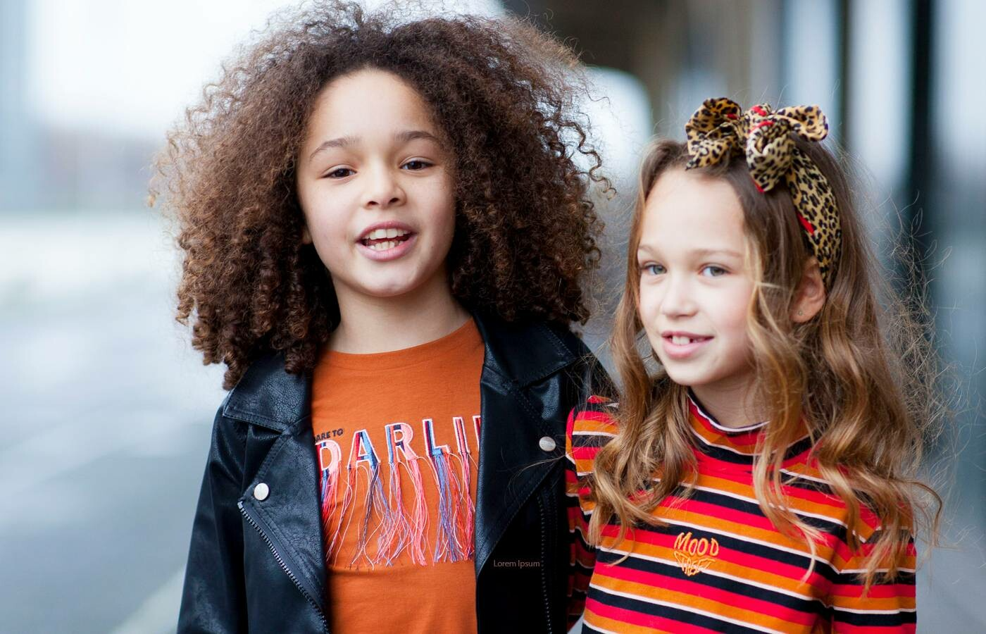 Meisjes dragen leuke meisjeskleding van kinderwinkel Hartendief in Groningen