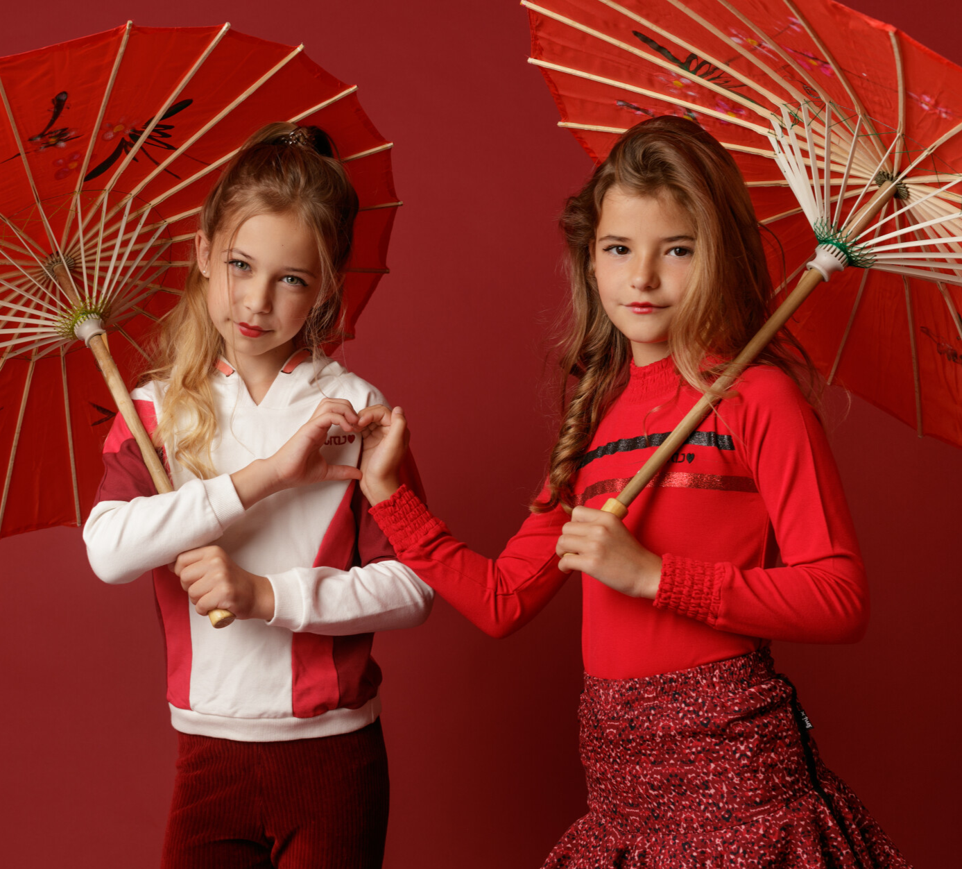 Meisjes dragen trendy meisjeskleding van kinderwinkel Hartendief in Groningen