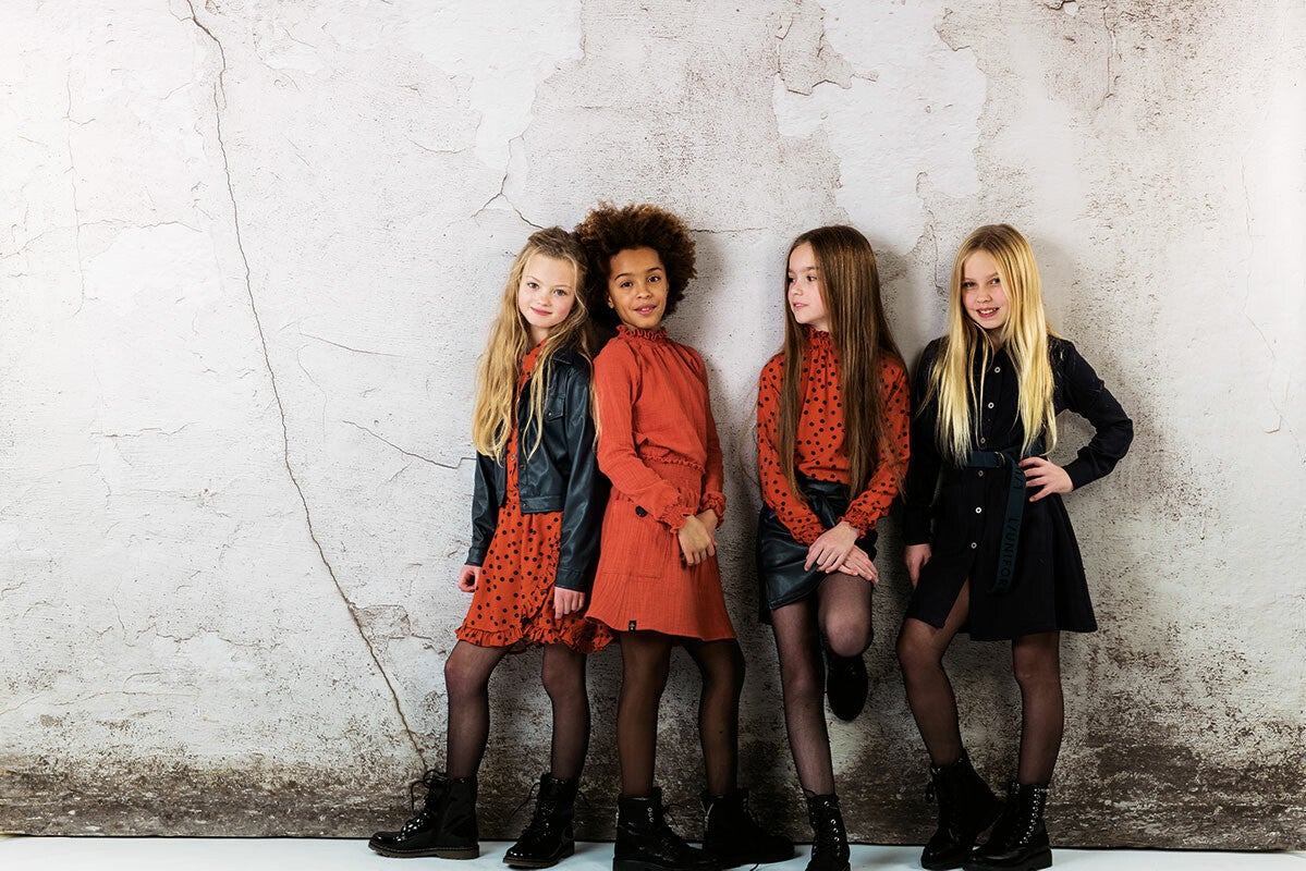 Meisjes dragen trendy meisjeskleding van kinderwinkel Hartendief in Groningen