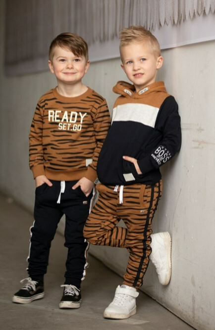 Jongens dragen leuke jongenskleding van kinderwinkel Hartendief in Groninen