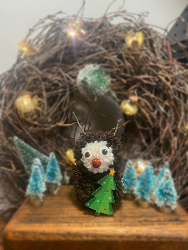 Rendier met kerstboom