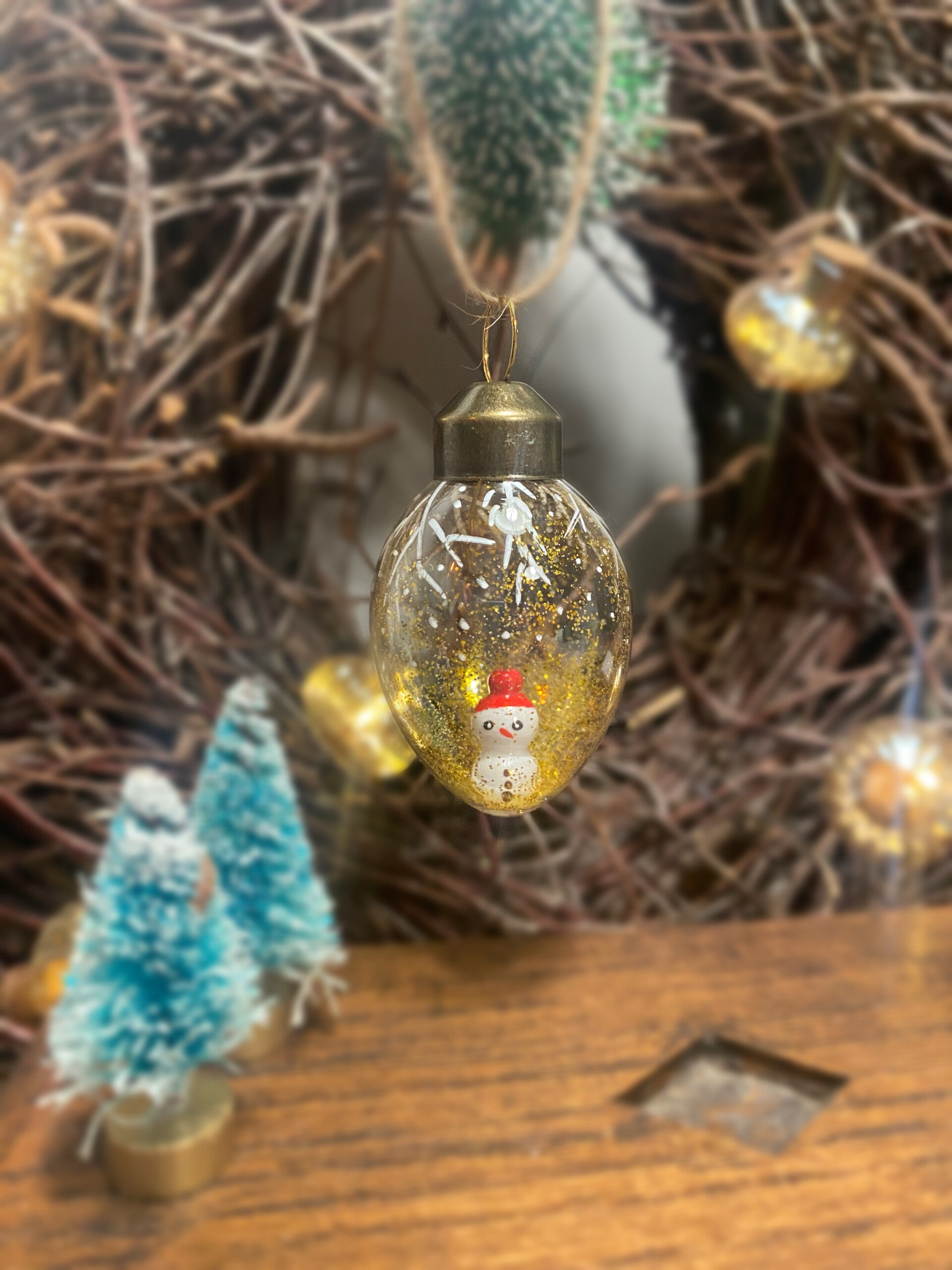 Glazen ei met sneeuwpop rood