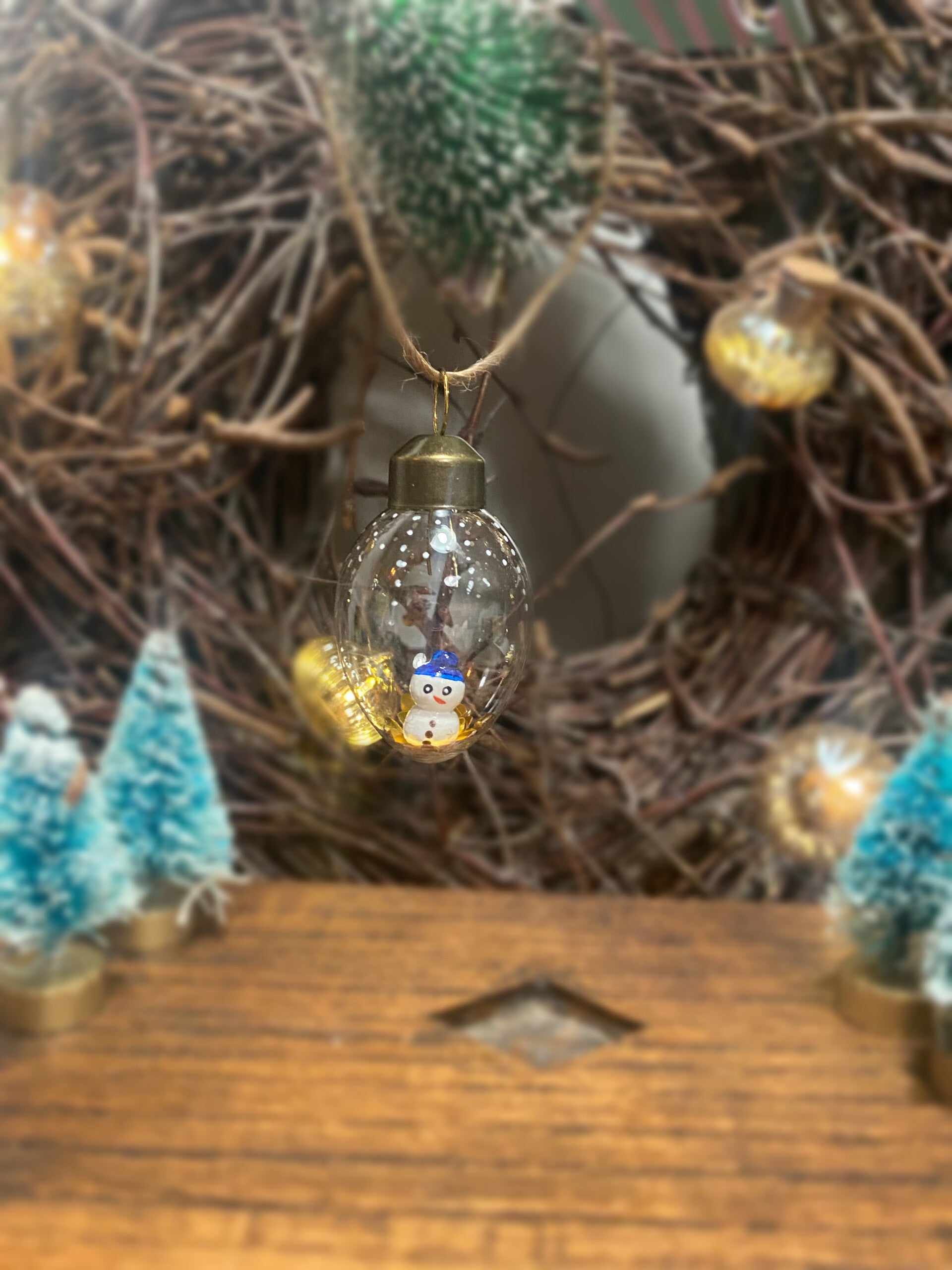 Glazen ei met sneeuwpop blauw