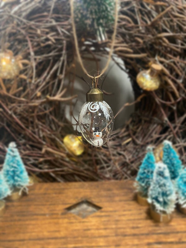 Glazen ei met sneeuwman zwarte muts