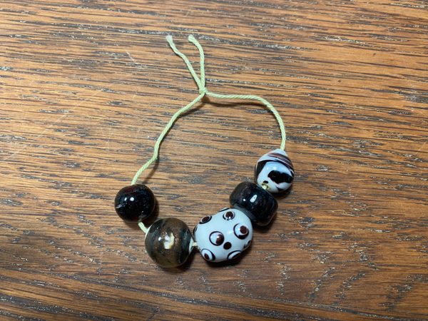 Glaskralen  bruin / wit