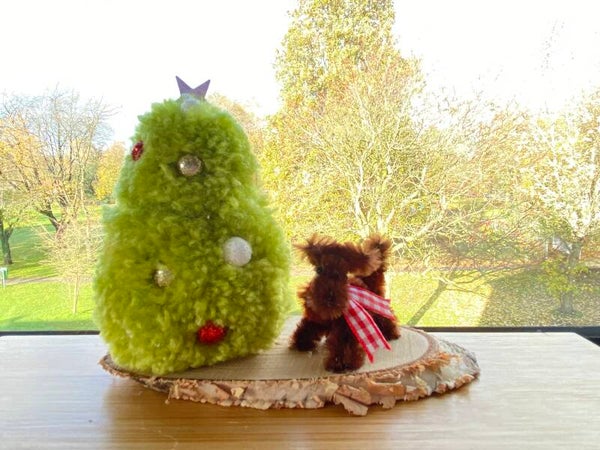 Terriër met kerstboom