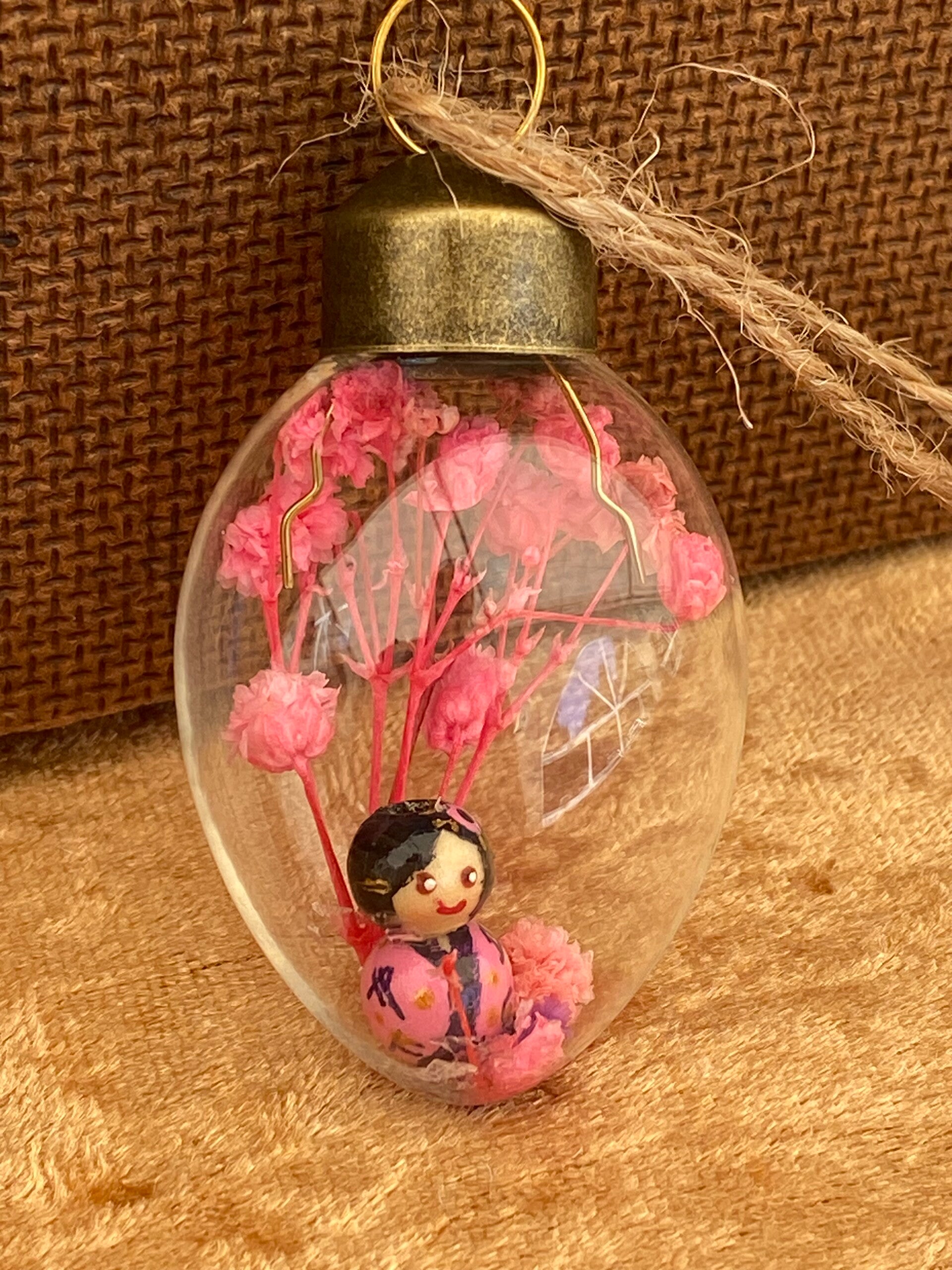 Glazen ei met pop roze