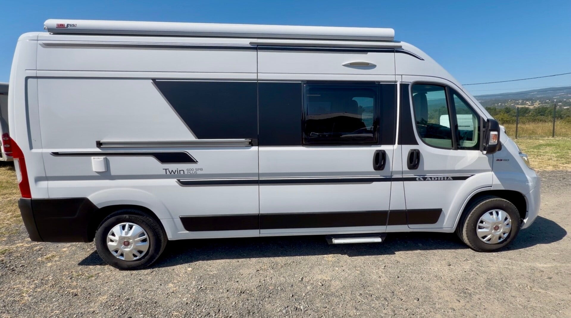 Fourgon ADRIA Twin 600 SPB plus - ATTELAGE - AUVENT - GPS + CAMÉRA - Garantie 12 mois