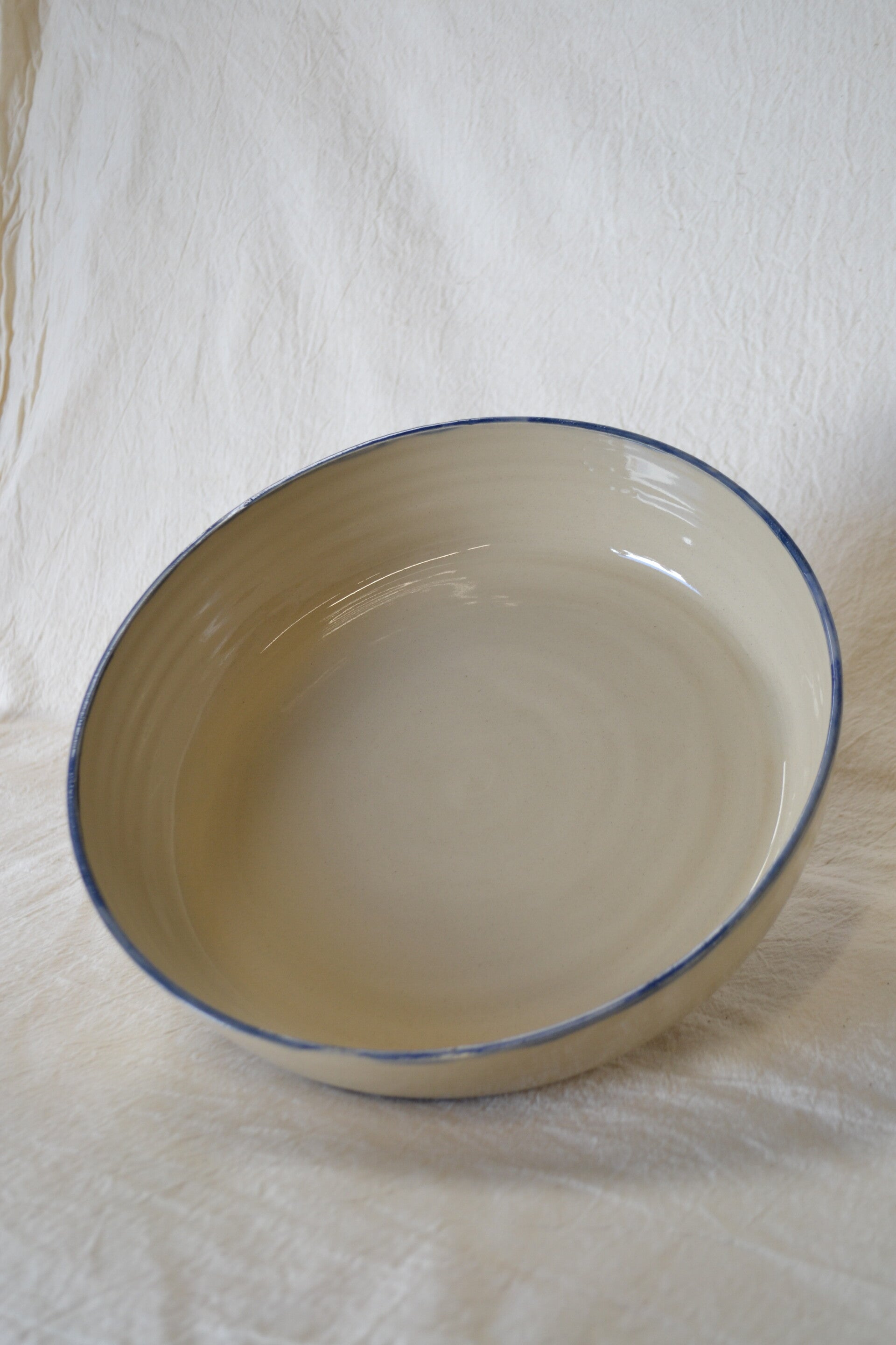 Grote schaal met blauw randje
