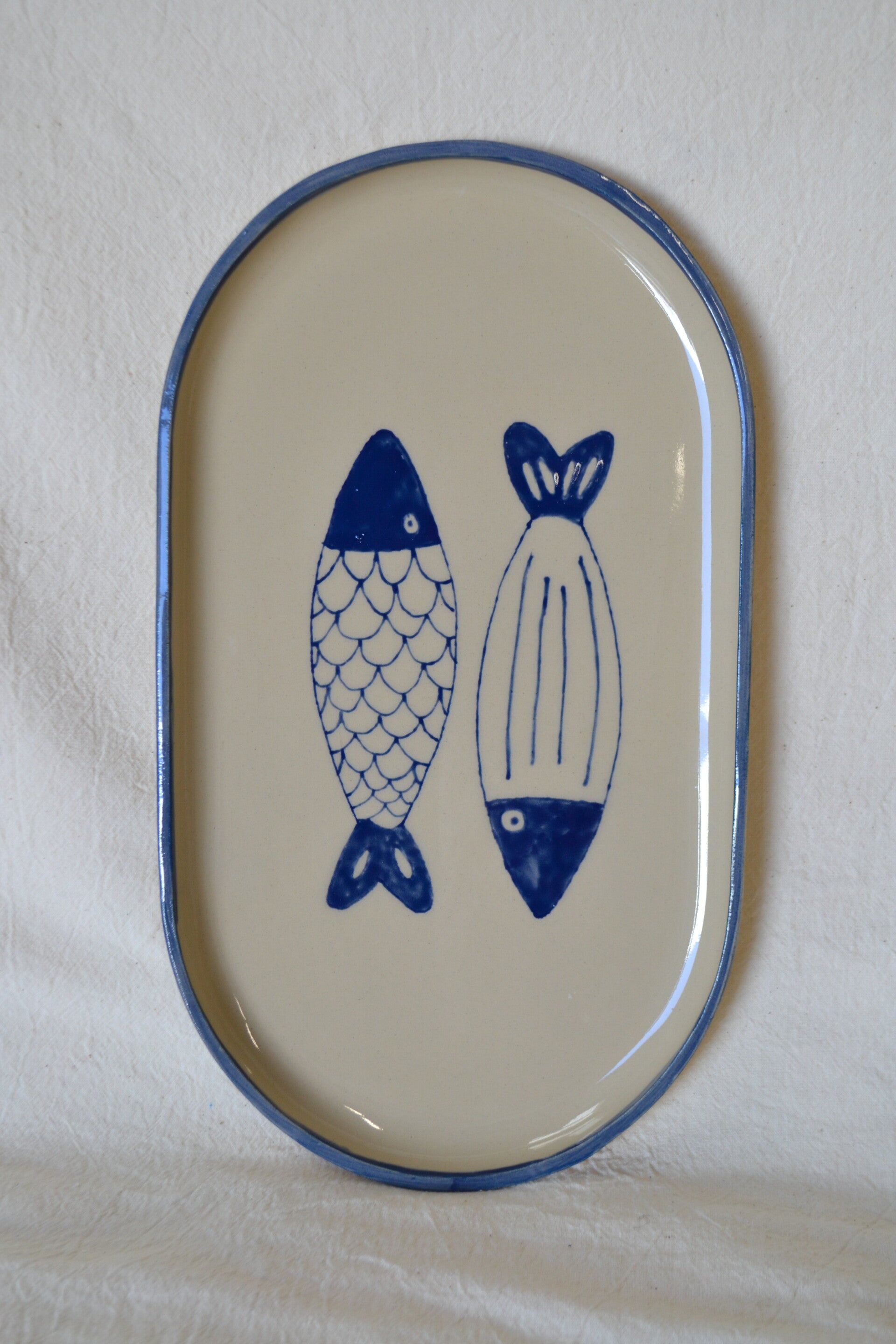Groot ovaal bord met vissen