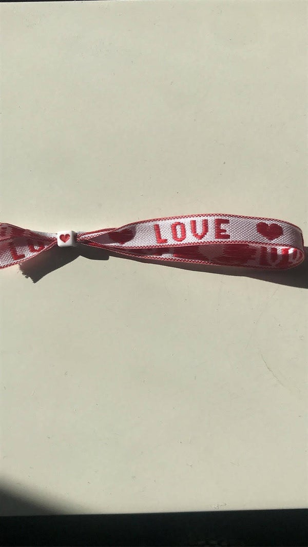 love armbandje (wit met rood)