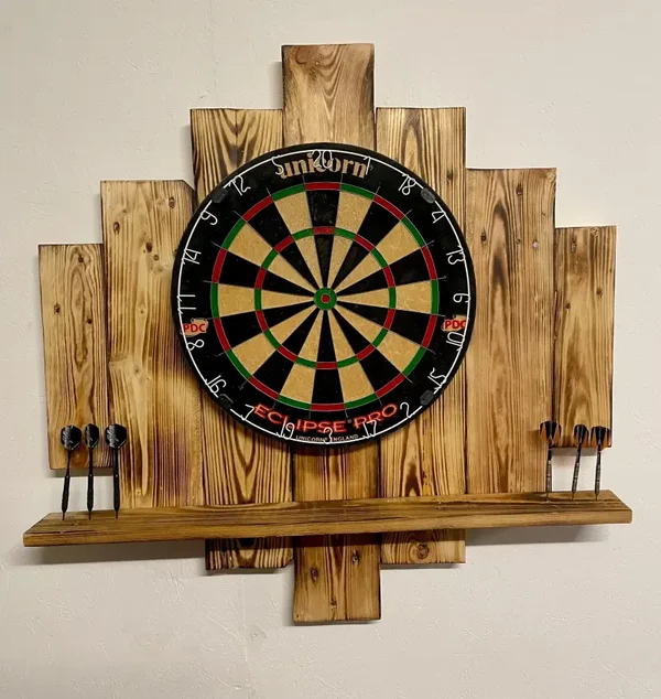 Baue ihnen eine Garderobe aus Palette mit einem Spiegel !  Maße ca 65x80cm Maße Spiegel 30x40cm !  Die Ablage kann für Geldbeutel, Schlüssel etc verwendet werden !  Mit freundlichen Grüßen  Marc