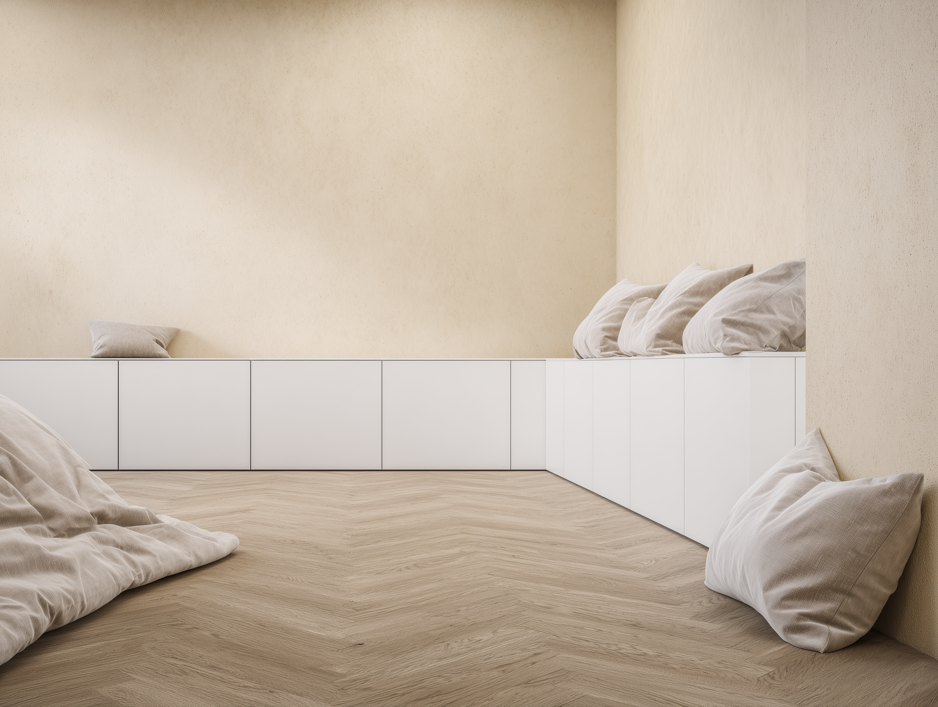 Minimalistische, maßgefertigte Stauraumlösung als über Eck verlaufendes Lowboard mit integrierter Sitzfläche. Grifflose, matt-weiße Fronten, elegant kombiniert mit klassischem Fischgrätparkett in einer exklusiven Altbauwohnung in Berlin Charlottenburg. Mi