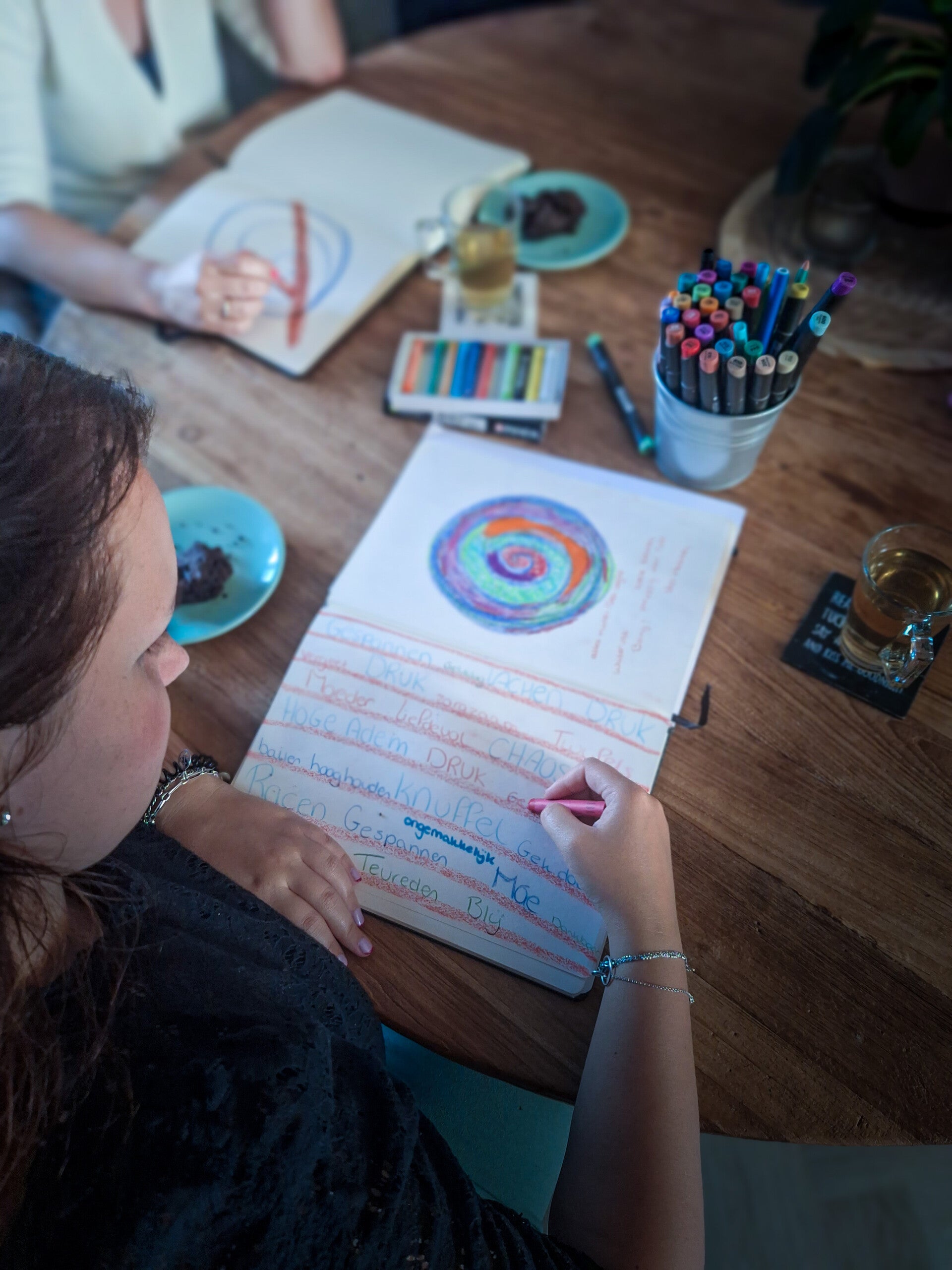 Vrouw tekent op papier